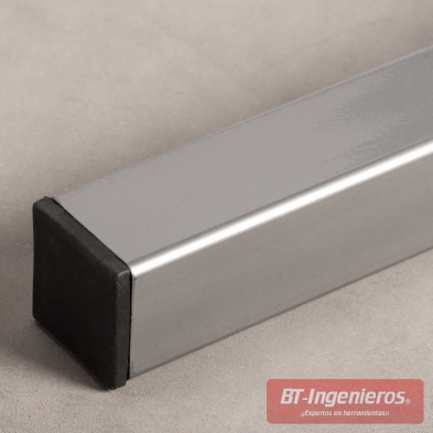 Detalle del perfil tubular cuadrado de la estructura con tapón protector negro en el extremo