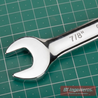 Detalle de la boca abierta de una llave combinada en pulgadas de 7/8"