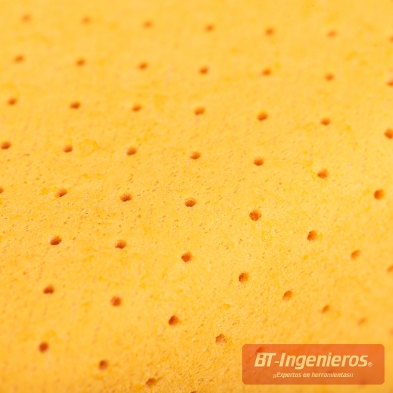 Detalle de superficie perforada de esponja antivaho para cristales