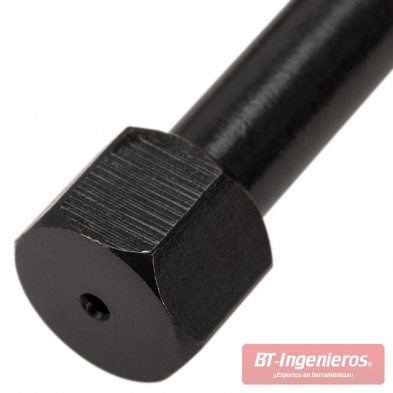 Detalle del extremo hexagonal de 1,6 cm destinado al accionamiento del macho del kit de reparación de roscas de bujía.