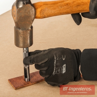 sacabocados para cuero en uso con martillo