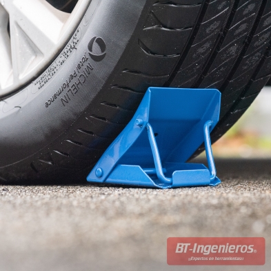 Calzo metálico para rueda de coche en uso