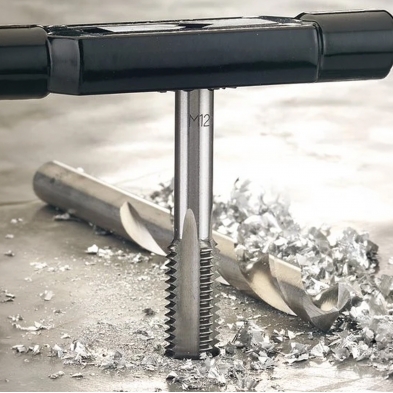 Macho de roscar M12 con portamachos para rosca interior