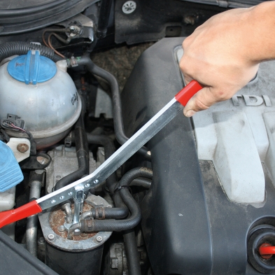 Palanca para filtro de gasoil VAG instalada sobre el alojamiento del filtro en el vano motor