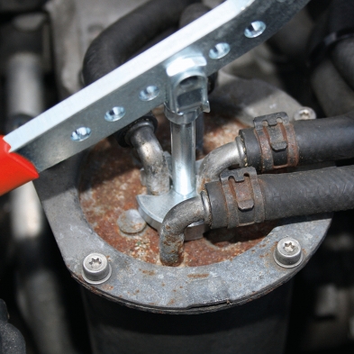Detalle del útil montado sobre la tapa del filtro UFI entre las tuberías de combustible