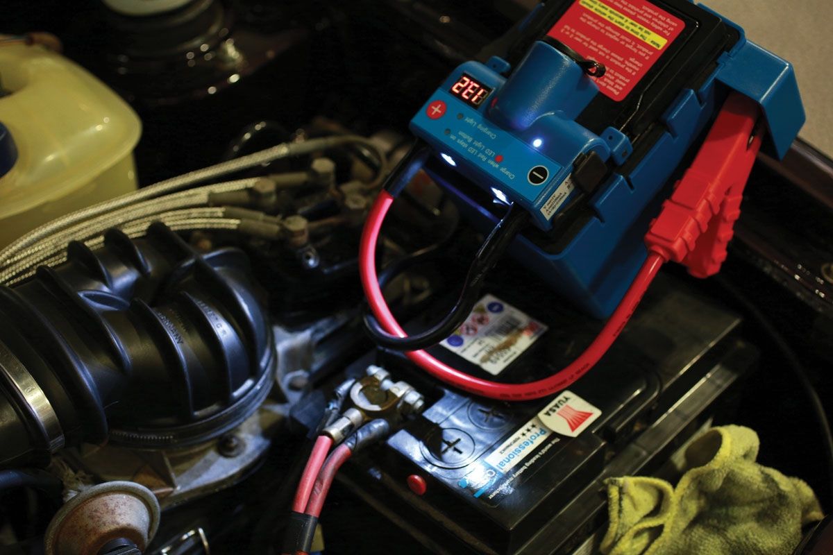 AlfaBot Q4 Arrancador de Baterias de Coche, Arrancador Bateria Moto para  Motores Diesel y Gasolina de 12 V de Coches y Furgonetas, Arrancador con  Compresor, Luz LED, Conexión USB y Cable de