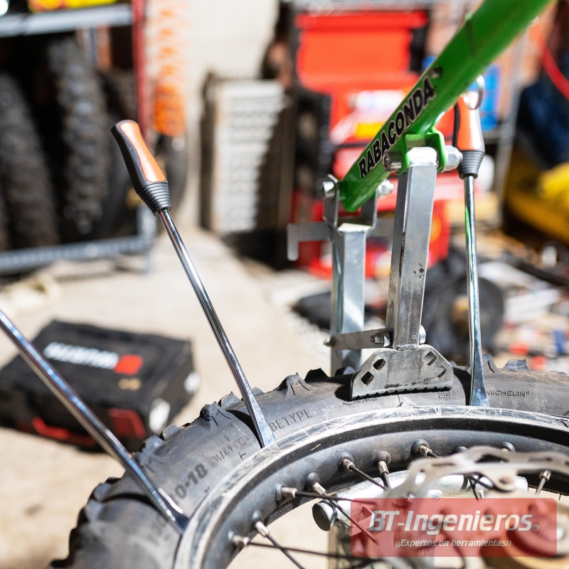 usando el set de herramientas para reparacion de neumaticos de moto