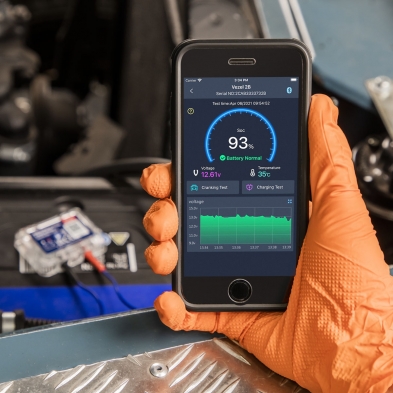 Indicador de estado de batería del vehículo en tiempo real. App iOS, Android. Función localizador