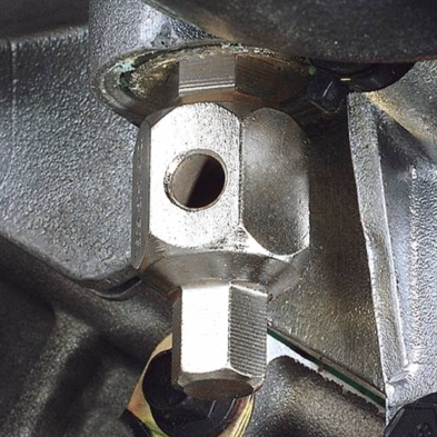 Llave para tapón de carter en uso.