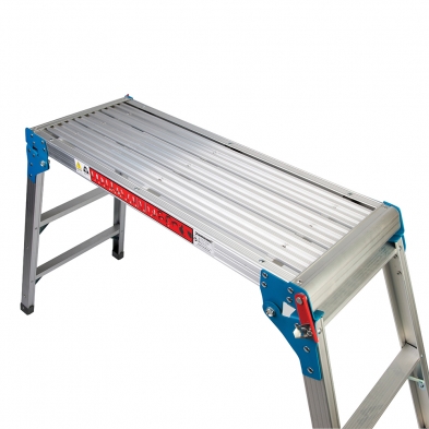 Plataforma de superficie amplia de 90 x 44.5 cm.