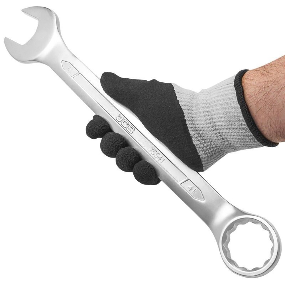 Llave combinada JCB de gran tamaño 50 mm en mano con guante de trabajo