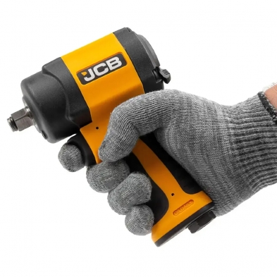 Llave de impacto neumática JCB 1/2" RP9515 compacta, en uso con guante de trabajo