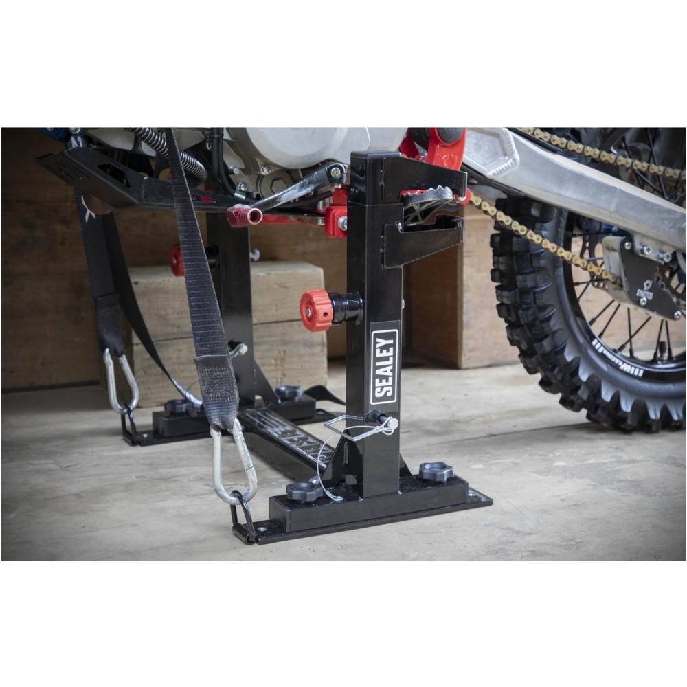 Soporte plegable de acero para motos de cross.