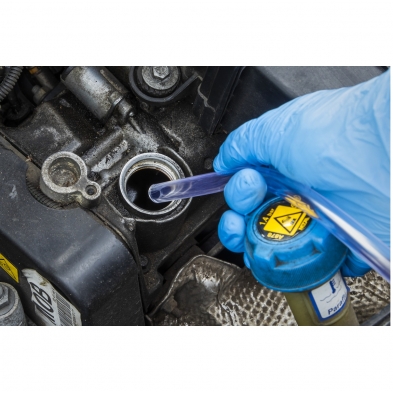 Extracción de aceite de un motor con jeringa succionadora 550 ml – herramienta de taller profesional.