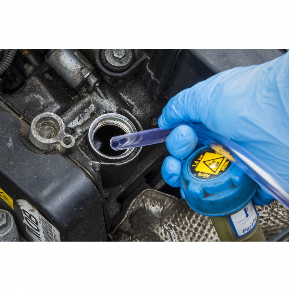 Extracción de aceite de un motor con jeringa succionadora 550 ml – herramienta de taller profesional.