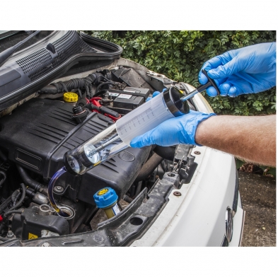 Extracción de aceite de un motor con jeringa succionadora 550 ml – herramienta de taller profesional.