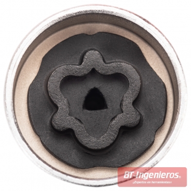 Primer plano de una llave extractora para tornillos antirrobo Opel, muestra el patrón de seguridad interno para ruedas.