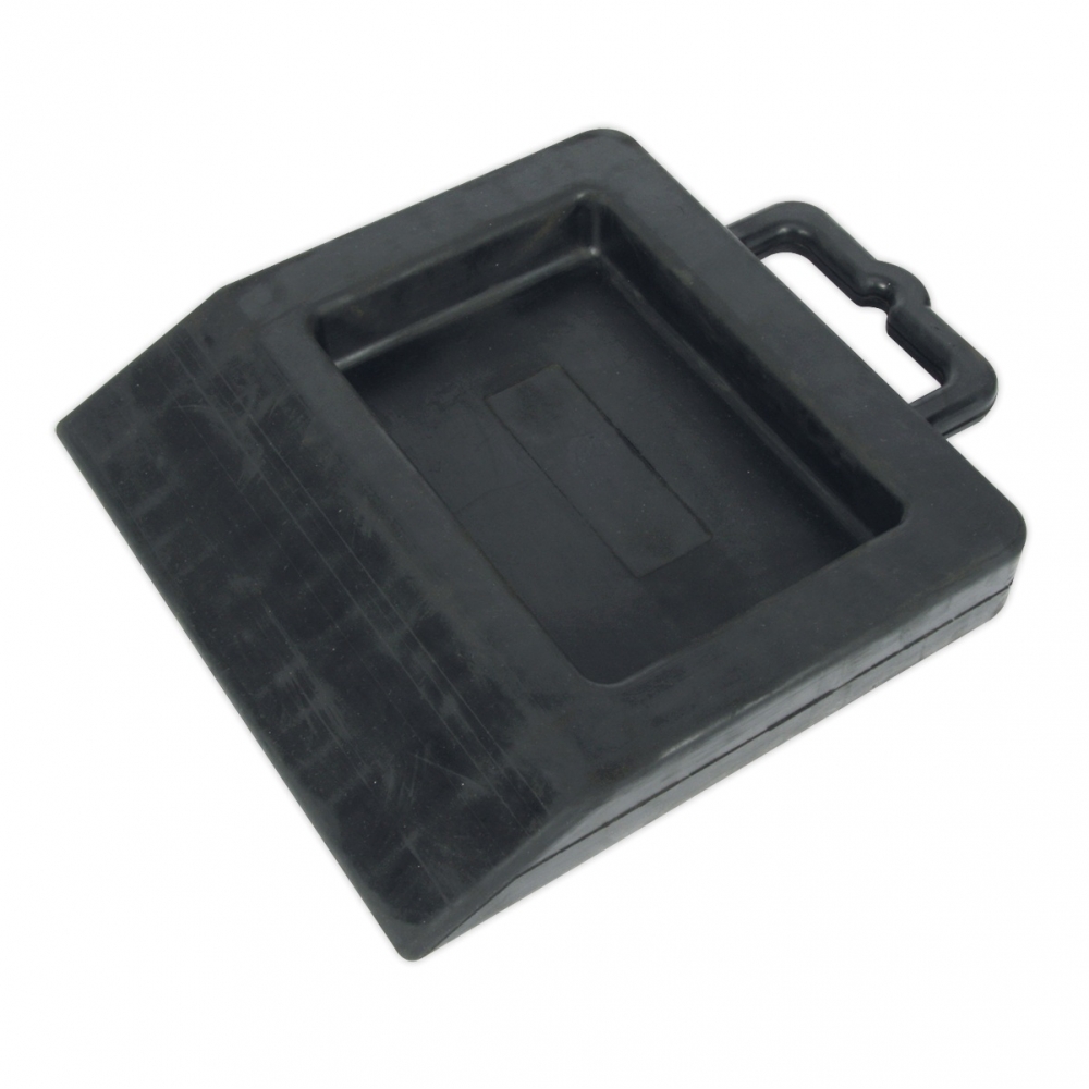Diseño compacto y duradero, ideal para bloquear transpaletas en almacenes y vehículos.