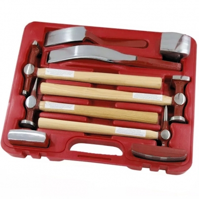 Kit profesional de martillos y tas para carrocería, herramientas organizadas en maletín de plástico rojo resistente.