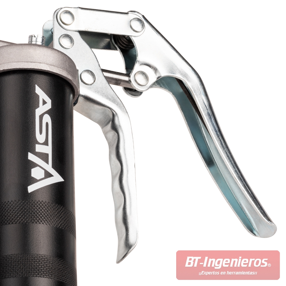 Detalle del gatillo metálico ergonómico de la pistola engrasadora manual ASTA, acabado pulido y fácil accionamiento.