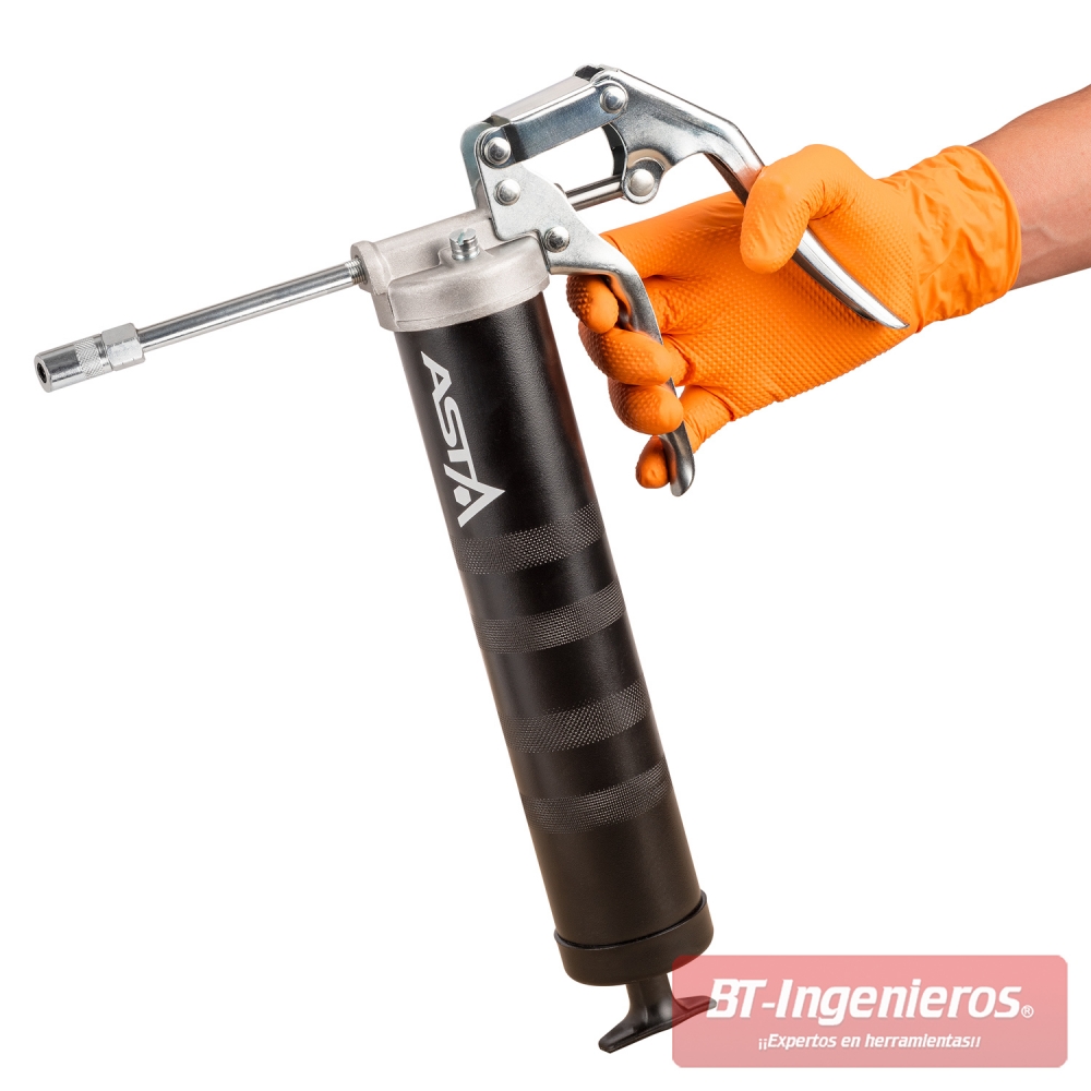 Pistola engrasadora manual de aluminio, accionada con guante naranja, muestra el uso ergonómico del gatillo profesional.