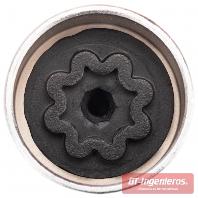 Primer plano del patrón de seguridad interior de una llave extractora Opel, diseño específico para tornillos antirrobo de rueda.