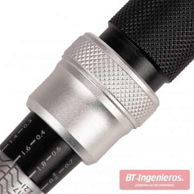 Detalle del collar de bloqueo de la llave dinamométrica JCB 1/4”, acabado estriado metálico para ajuste seguro y preciso.