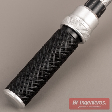 Empuñadura metálica antideslizante de la llave dinamométrica JCB 1/4”, diseño ergonómico para trabajos de precisión.