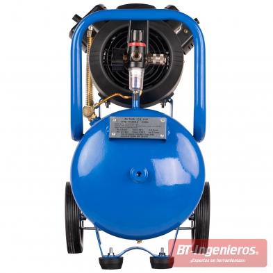 Vista trasera del compresor de aire profesional 50L, muestra la placa de características, filtro y ruedas antivibración