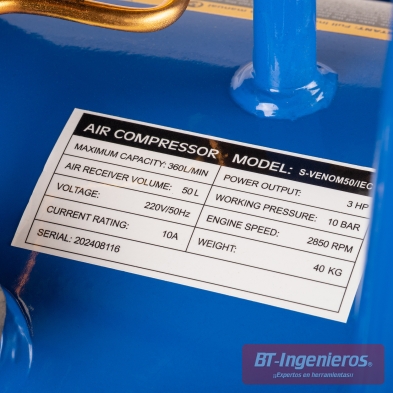 Placa de características técnicas del depósito de 50 litros, modelo TH-50/0.8, indica presión máxima, capacidad y fabricante.