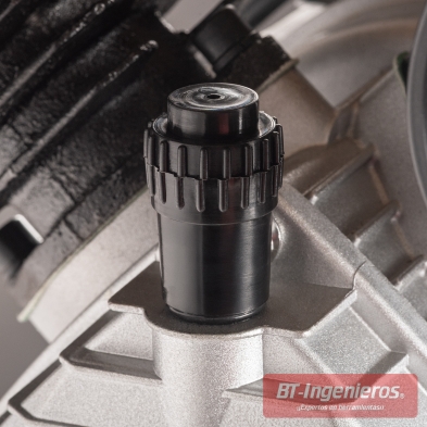 Detalle del tapón de llenado y respiradero de aceite del compresor, facilita el mantenimiento del bloque motor.
