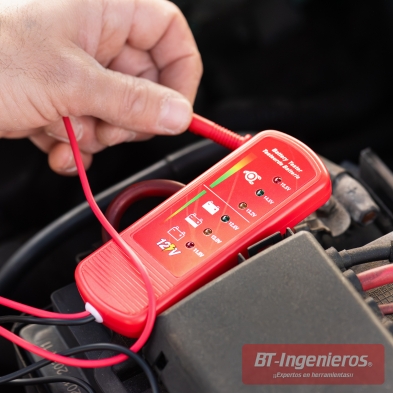 Imagen de uso de Tester de baterías y alternadores 12V BT-Ingenieros.