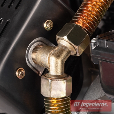 Detalle del racor de conexión metálico y tubo espiral reforzado del compresor S-VENOM100 BT Ingenieros.