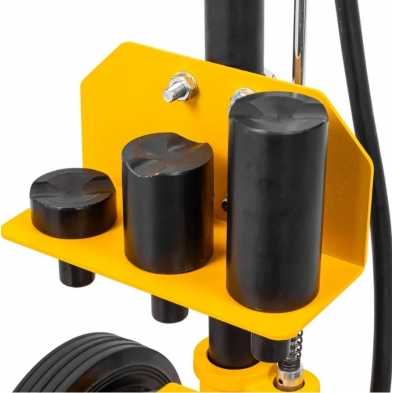 Detalle de los adaptadores de los adaptadores intercambiables del gato neumático JCB 22T.
