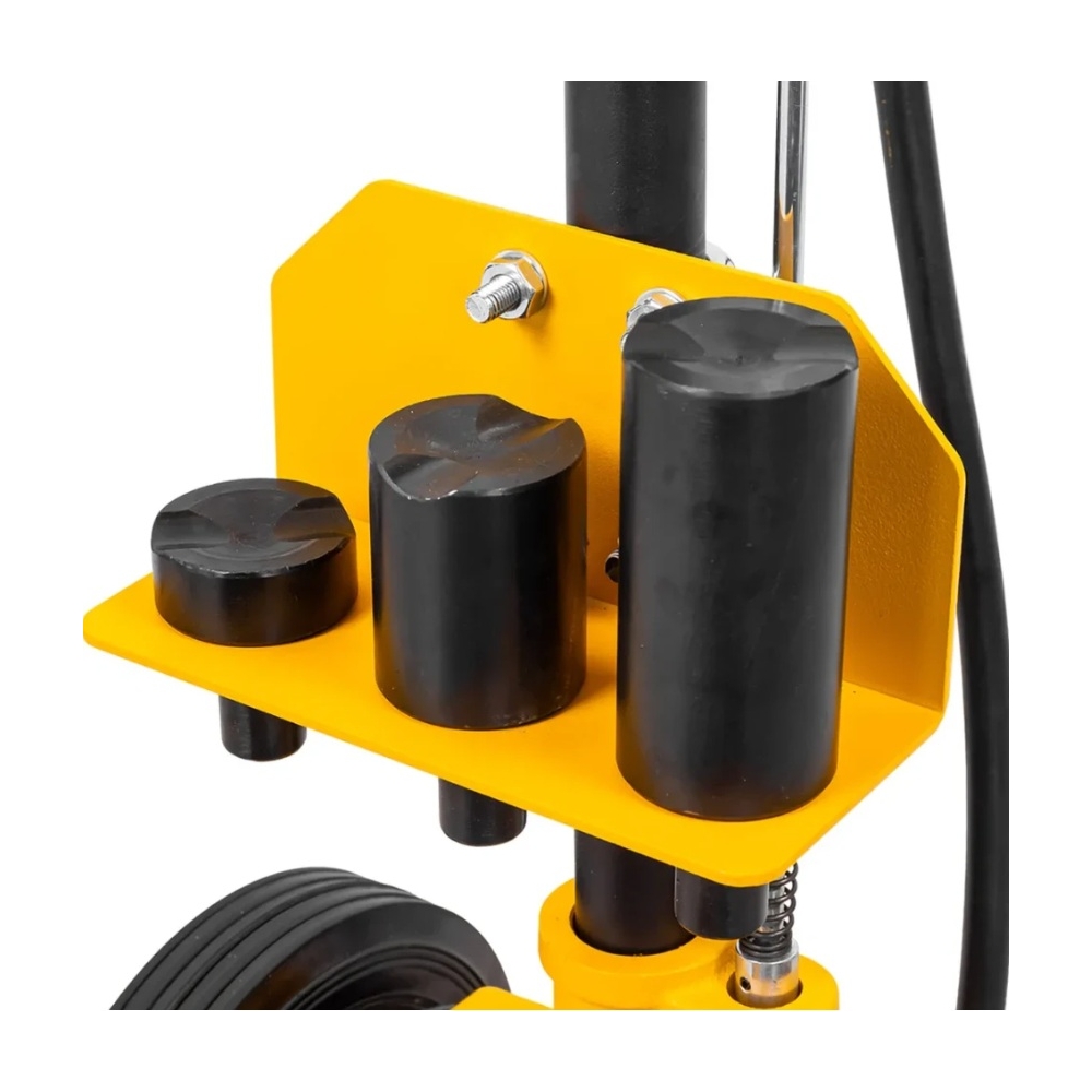 Detalle de los adaptadores de los adaptadores intercambiables del gato neumático JCB 22T.