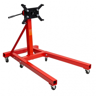 Soporte de motor plegable 900 kg con patas desplegadas y ruedas metálicas para taller.