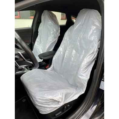 Fundas protectoras de plástico cubriendo asientos delanteros de coche.