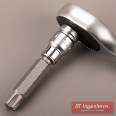 Llave carraca con punta Ribe en motor de coche