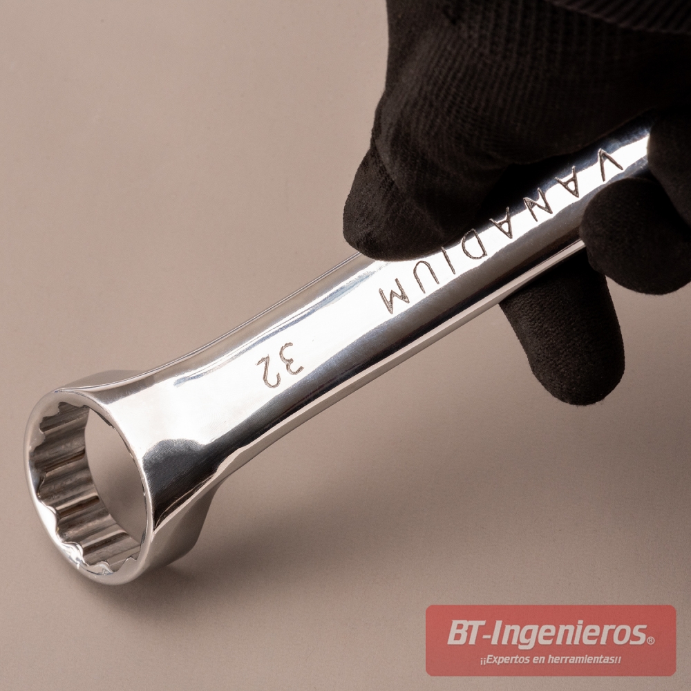 Llave combinada de 32 mm en acero cromo vanadio sostenida con guante