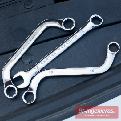 Llaves tipo S y combinadas métricas en acero Cr-V sobre superficie de taller