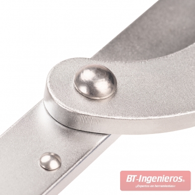 Detalle del sistema articulado de la llave sujeta poleas universal