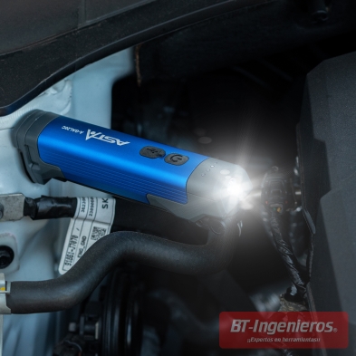 Lámpara magnética ASTA en uso sobre motor con iluminación intensa