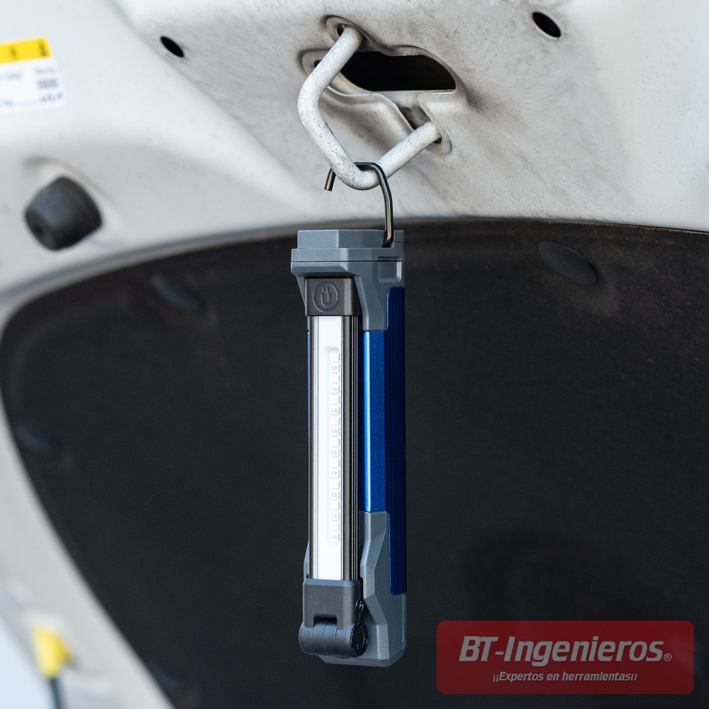 Lámpara LED profesional colgada por gancho en capó de vehículo