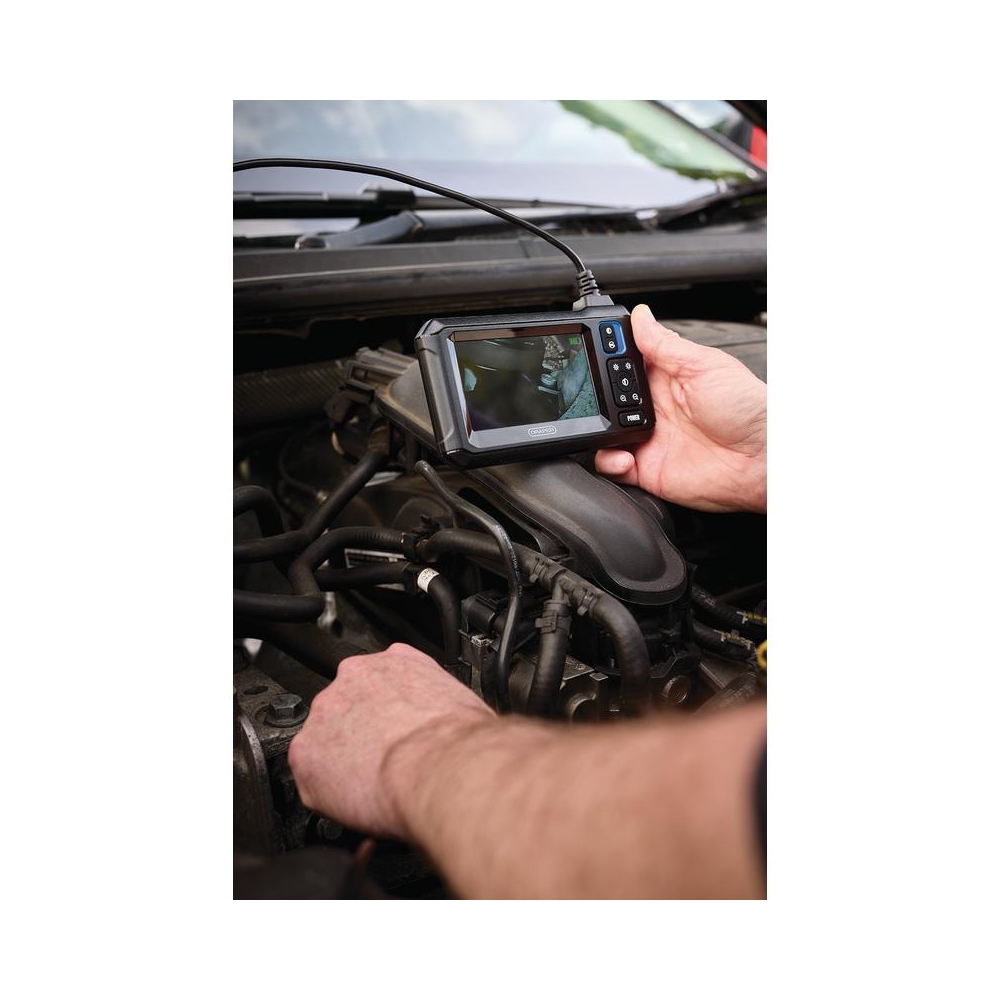 Cámara de inspección endoscópica con pantalla LCD usada en motor de automóvil.