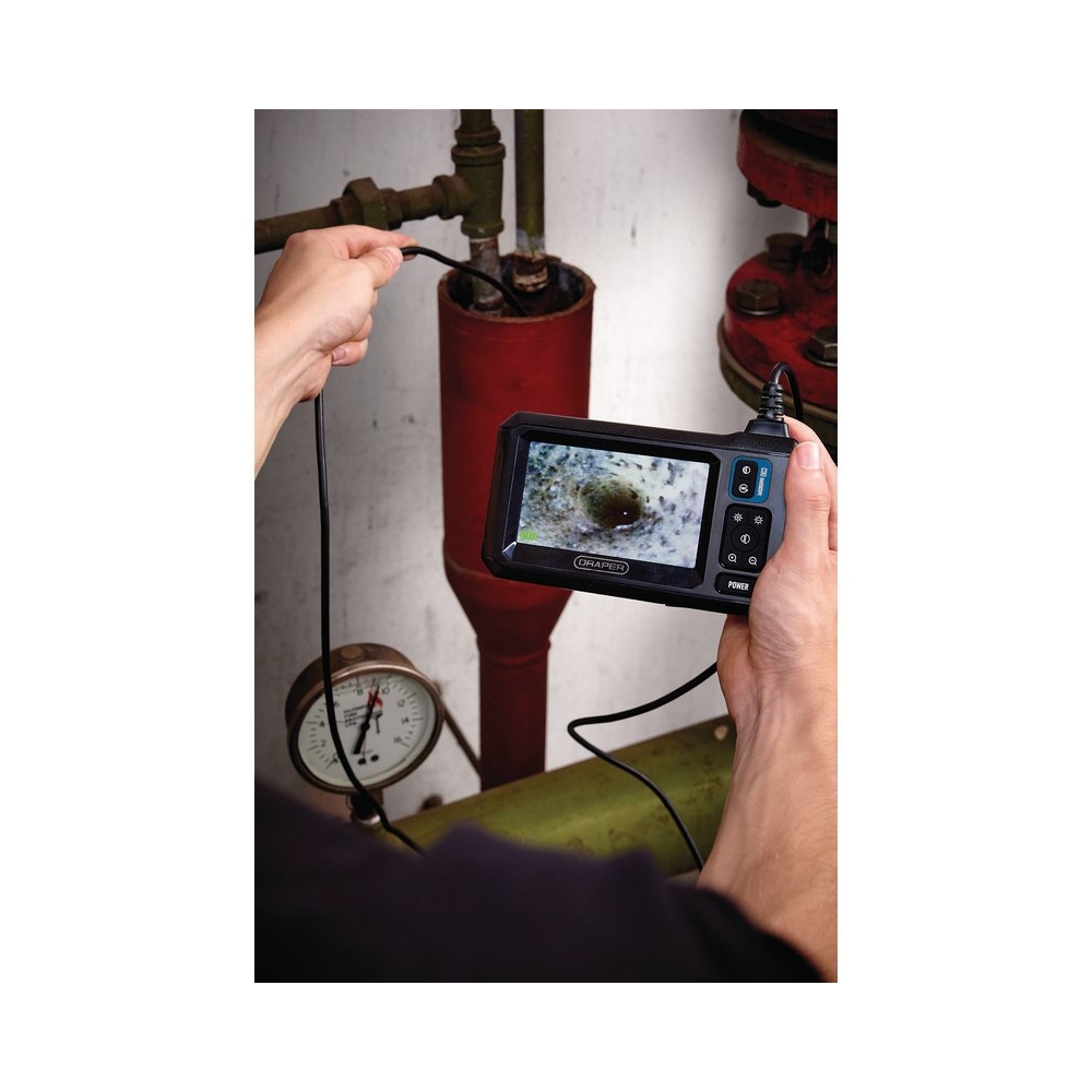 Endoscopio industrial 8 mm inspeccionando interior de tubería con pantalla a color.