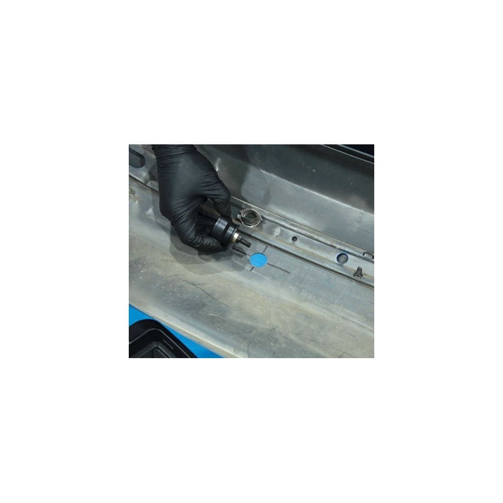 Fresa instalada en parachoques para perforar orificio de sensor de aparcamiento.