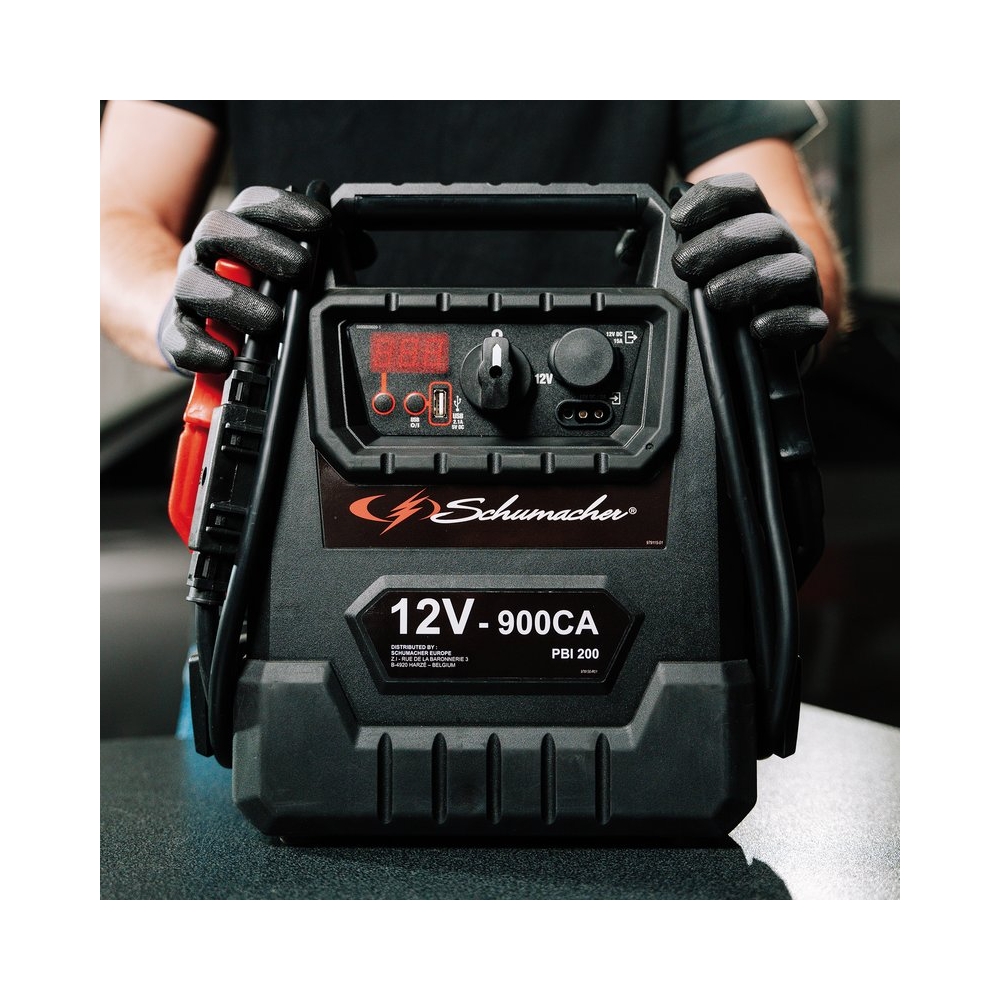 Vista frontal del arrancador Schumacher PBI200 profesional con pinzas pesadas y pantalla LED.