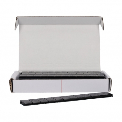 Vista interior de la caja con tiras adhesivas negras 60 g para equilibrado de ruedas.