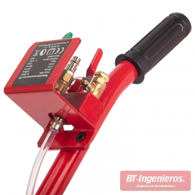 Detalle del mando de control con válvulas y empuñadura ergonómica del gato neumático.