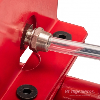 Detalle de la válvula de purga y conexiones de aire del gato neumático 3 toneladas.